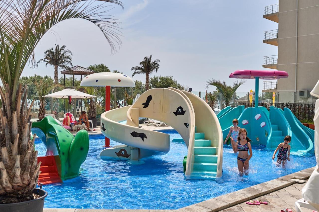 Rebeq Aparthotel Alezzi Beach Năvodari المظهر الخارجي الصورة